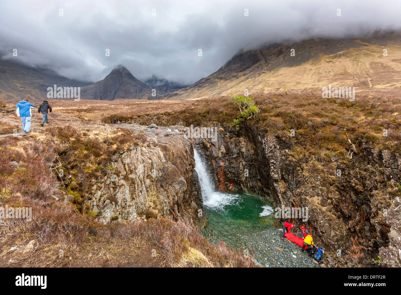 Les membres de l'équipe de sauvetage en montagne de traiter un homme qui est tombé de chute du conte de piscines à pied Banque D'Images