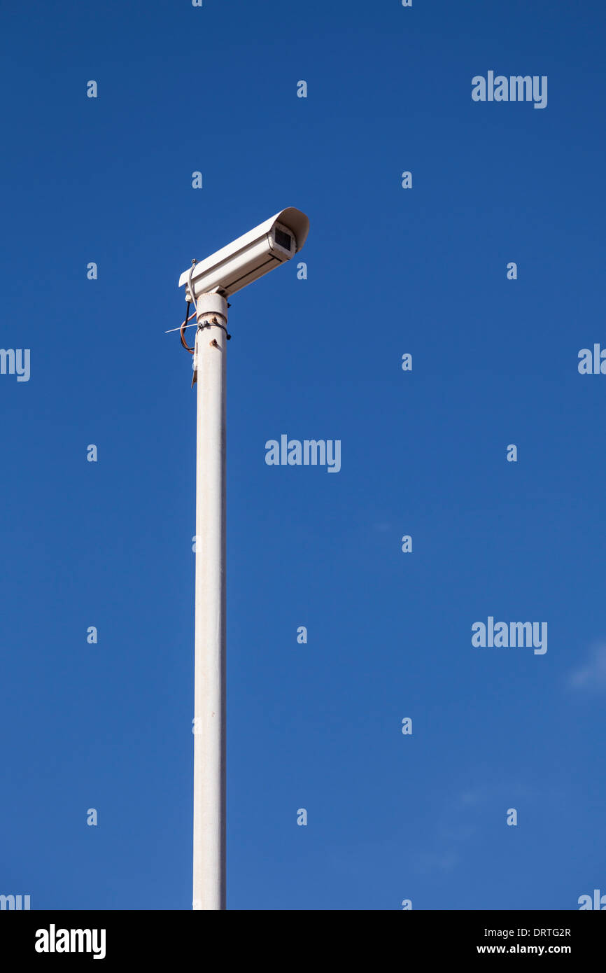 Caméra de surveillance au-dessus d'un poteau de métal à Playa Paraiso, Tenerife, Canaries, Espagne Banque D'Images