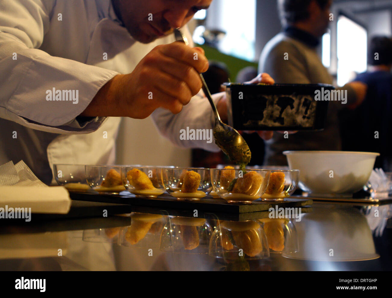 Les plaques et les ingrédients indiqués avant une exposition haute cuisine dans l'île de Majorque, Espagne Banque D'Images