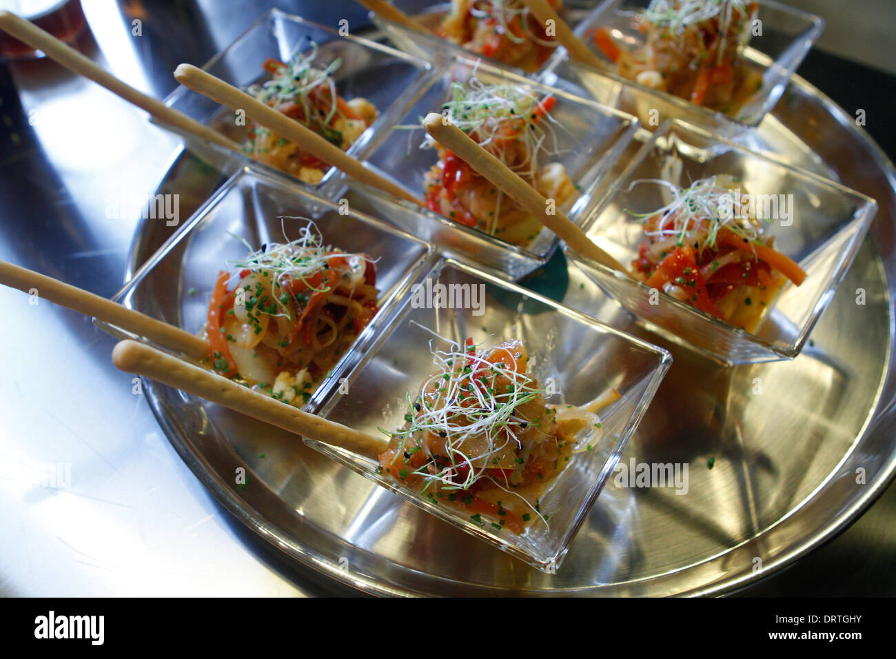 Les plaques et les ingrédients indiqués avant une exposition haute cuisine dans l'île de Majorque, Espagne Banque D'Images