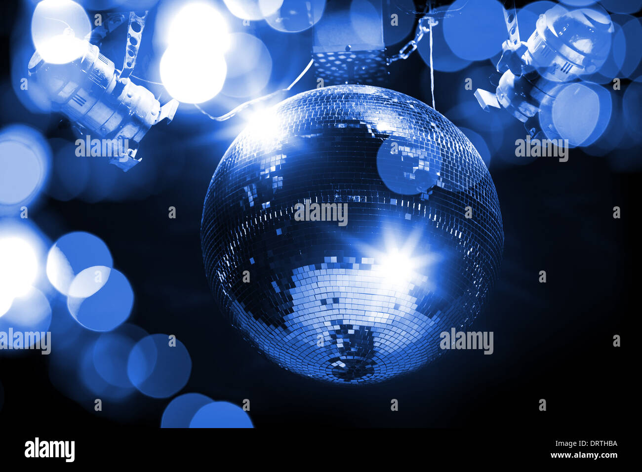 Arrière-plan bleu soirée disco avec boule miroir et lumières Banque D'Images