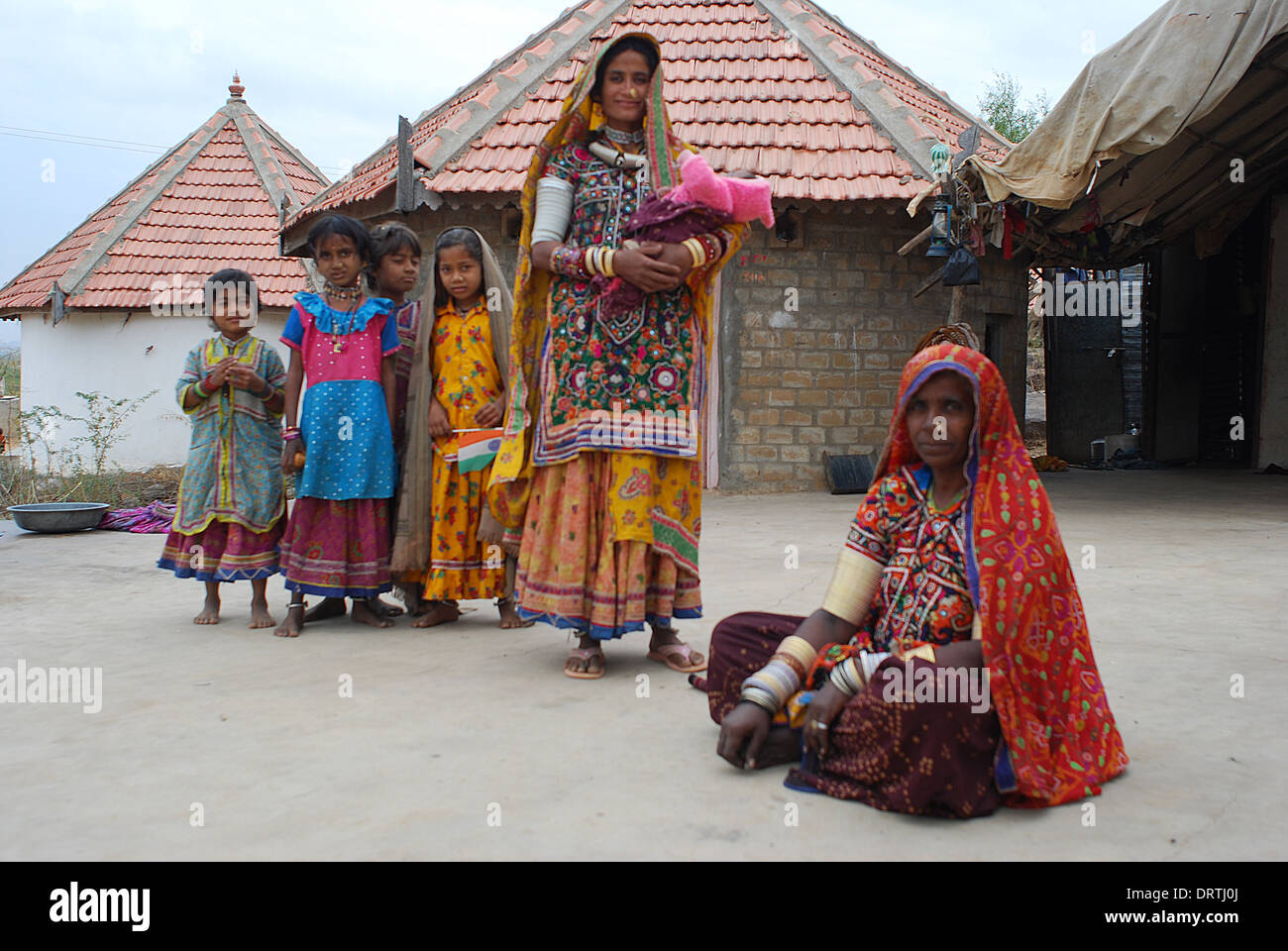 Harijan famille devant leur maison nouvellement construite (Inde) Banque D'Images