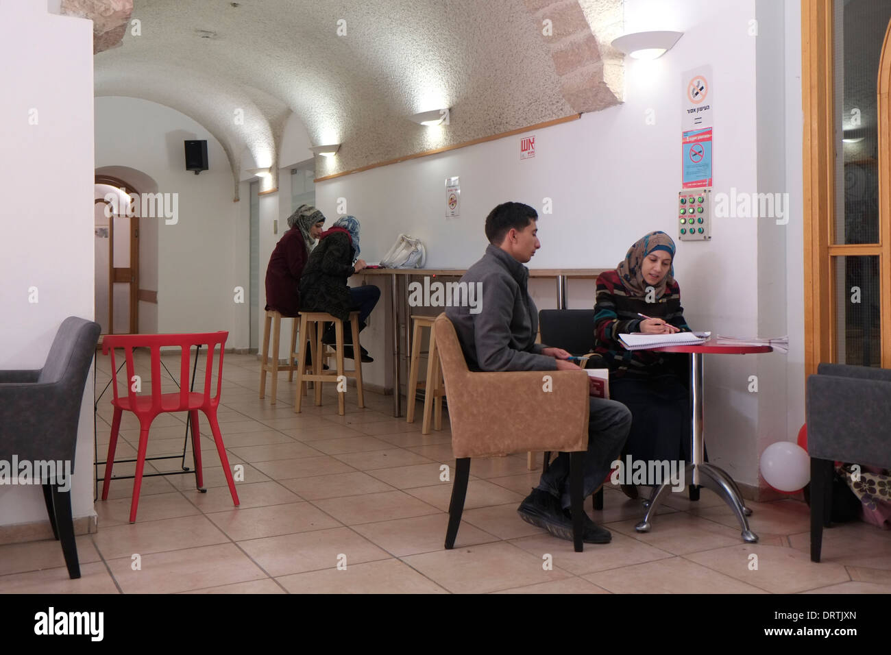 Les étudiants arabes israéliens dans la cafétéria de l'universitaire Hadassah à Jérusalem ouest collège Israël Banque D'Images