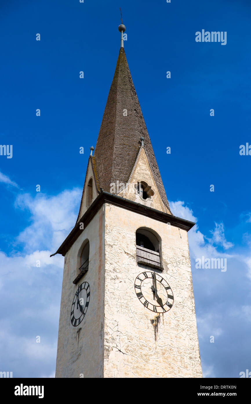 Église dans le village de la vallée de l'Engadine de Ardez, Suisse Banque D'Images