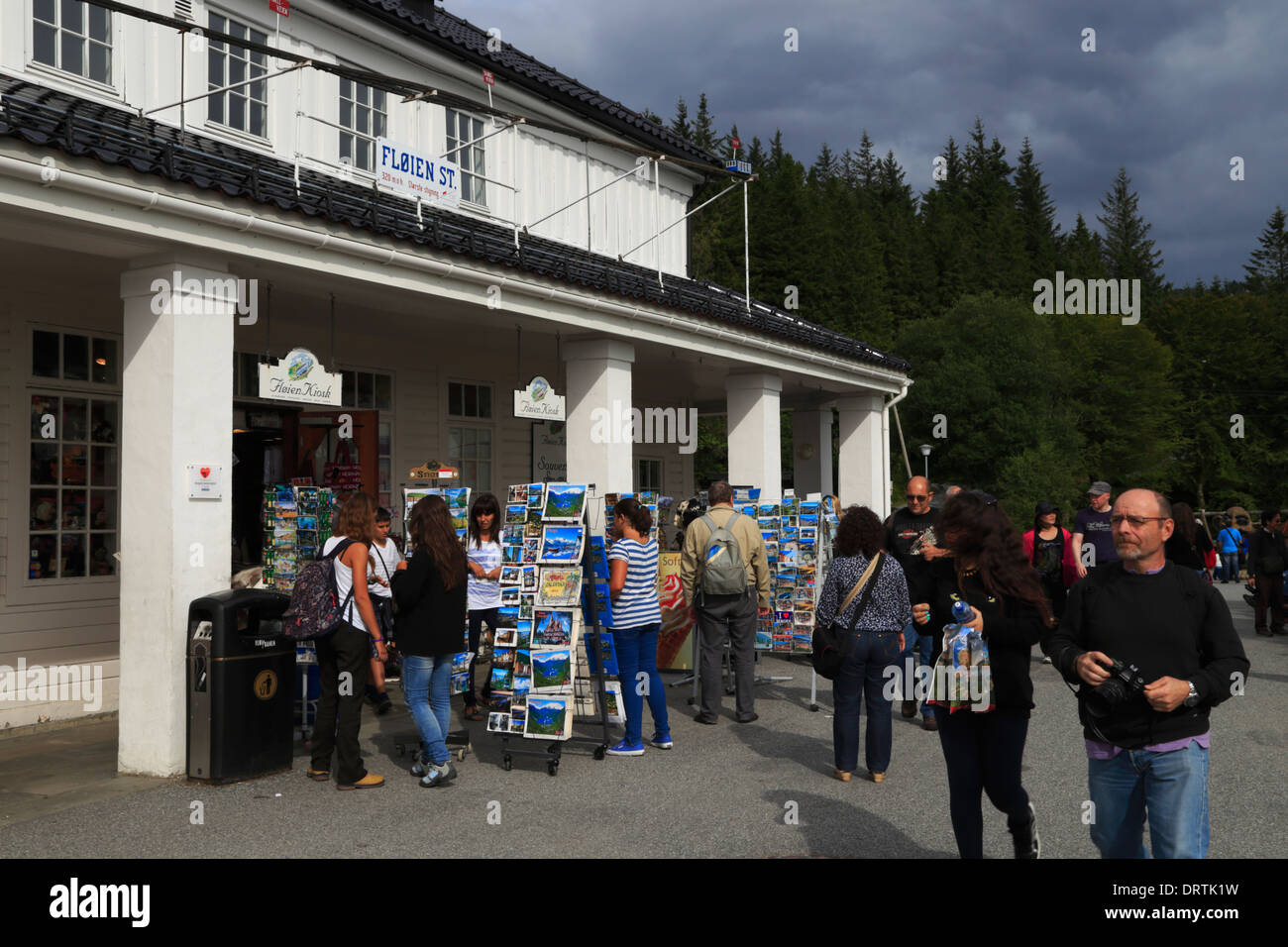 Les gens parcourir les cartes postales et souvenirs en vente à l'extérieur du kiosque Fløien sur le mont Fløyen à Bergen, Norvège Banque D'Images