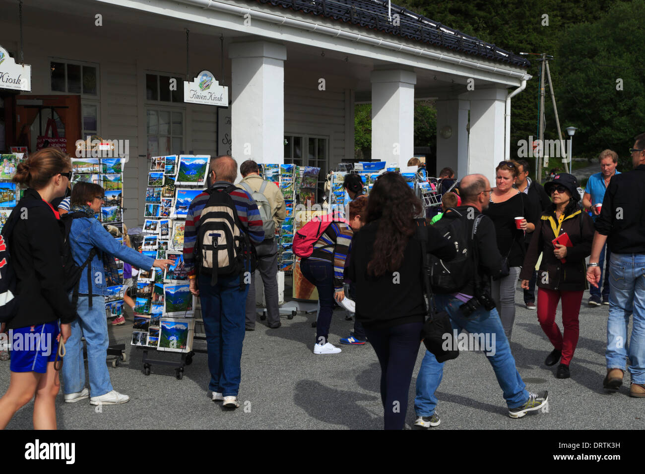 Les gens de l'extérieur de la Fløien Kiosque sur le mont Fløyen à Bergen, Norvège Banque D'Images