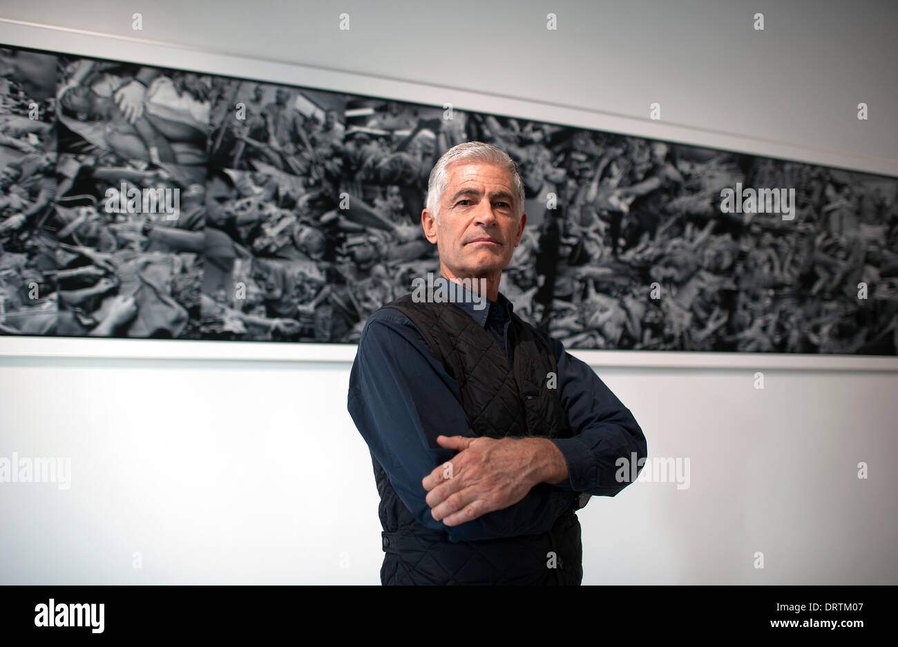 James Nachtwey, photographe de guerre, documentaire américain correspondant et photo-journaliste, s'élève face à ses onze mètres de long 'frise le Sacrifice" composé de photographies de soldats américains blessés pendant et après leur traitement dans divers hôpitaux de campagne en Irak en 2006 à Dresde, Allemagne, 10 février 2012. Il fait partie de la première exposition spéciale "guerre" ('Krieg') au Musée d'histoire militaire à Dresde du 12 février jusqu'au 31 mai 2012. Nachtwey seront honorés avec le 3e Prix 'Dresden' prix international de la paix de demain. Photo : ARNO BURGI Banque D'Images