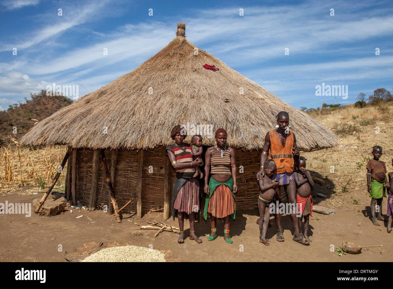 La famille tribu Banna en dehors de leur domicile, vallée de l'Omo, Ethiopie Banque D'Images