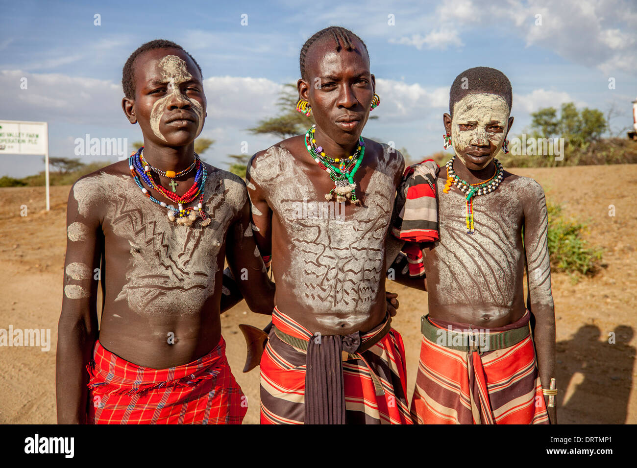 Les garçons de la tribu Hamer à l'extérieur de leur village, près de Turmi, vallée de l'Omo, Ethiopie Banque D'Images