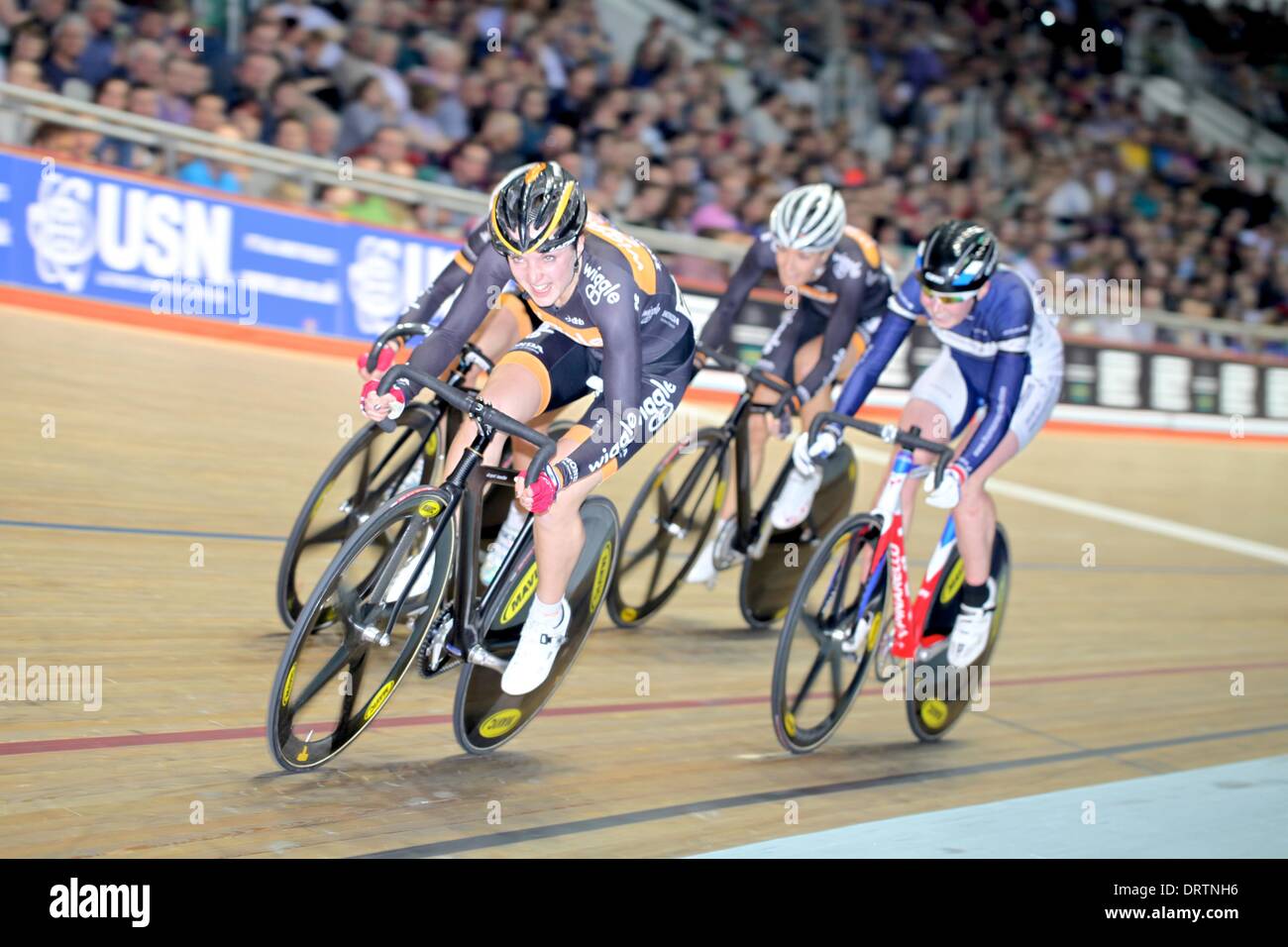 Manchester, UK. 1er février 2014. Cyclisme sur piste série révolution Round 4. Elinor Barker sur son chemin à la troisième place dans la course scratch femmes Styles : Neville Crédit/Alamy Live News Banque D'Images