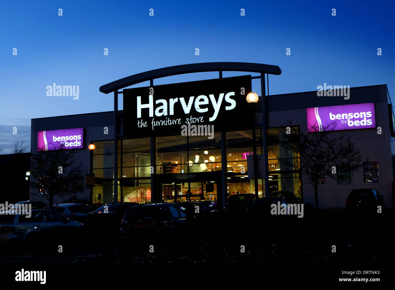 Harveys magasin de meubles à Milton Keynes au crépuscule Banque D'Images