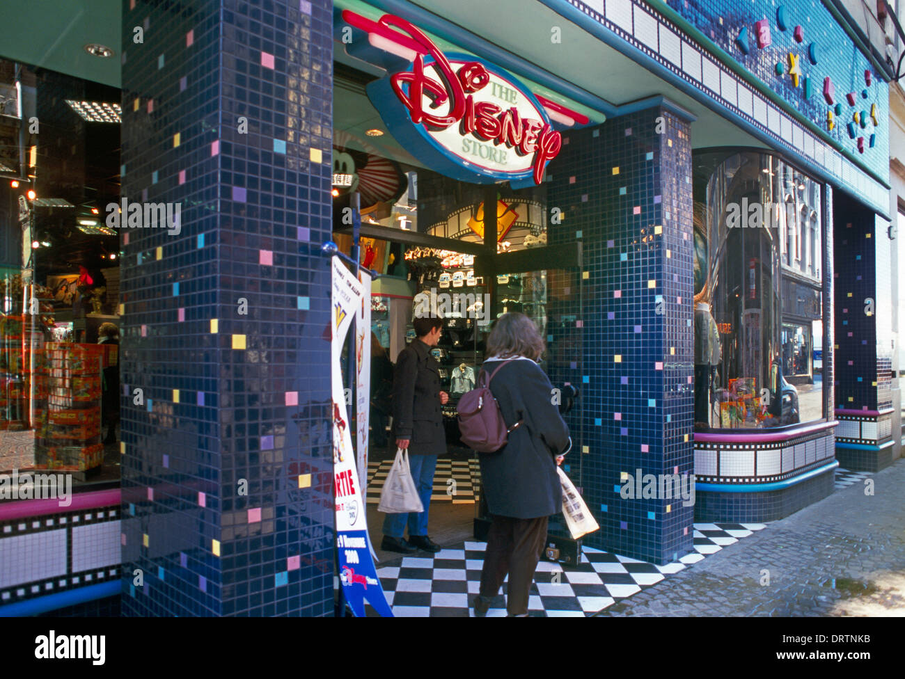 Lille France Disney Store adolescents Shopping Banque D'Images