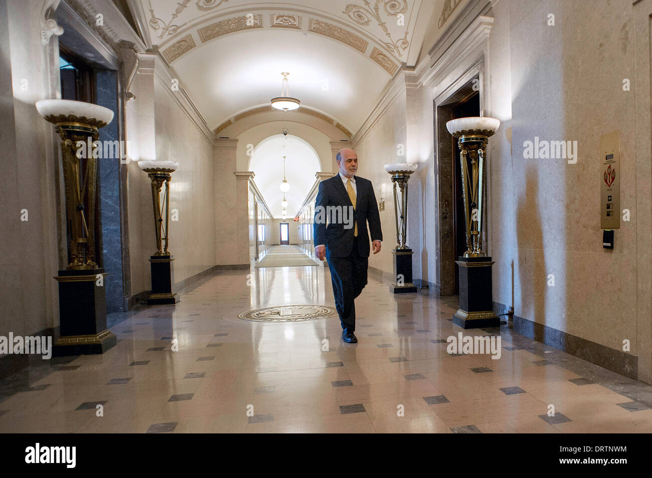 Président de la Réserve fédérale américaine, Ben Bernanke, marche dans le hall sur son dernier jour en tant que banquier central de l'ONU le 31 janvier 2014 à Washington, DC. Bernanke quitte son poste après 8 ans en tant que président au cours de l'une des plus difficiles périodes financières dans l'histoire des Etats-Unis. Banque D'Images