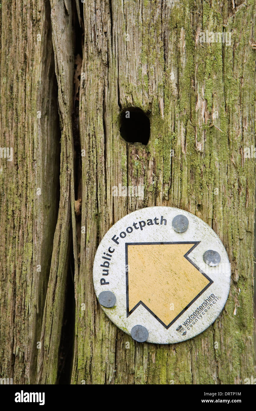 Un gros plan photo d'un sentier public sign du conseil du comté de Worcestershire, cloué à un vieux post en bois en décomposition Banque D'Images