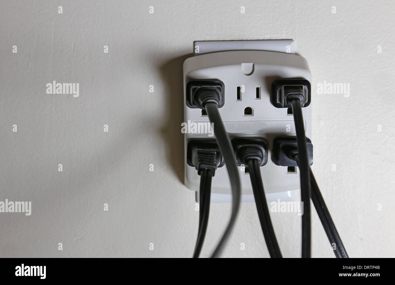 Adaptateur d'alimentation avec prise de sortie ouvert Banque D'Images