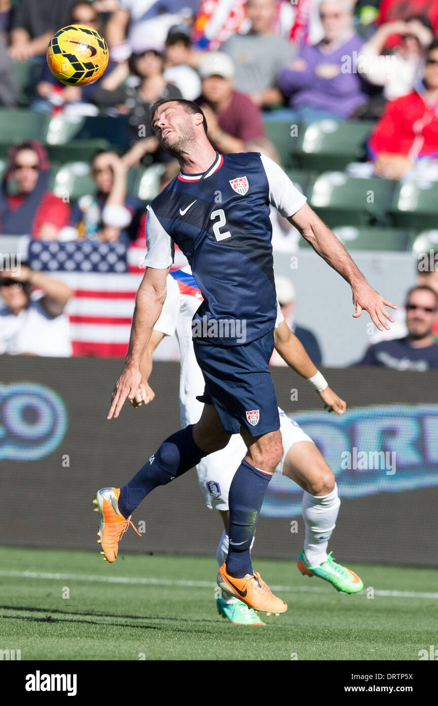 Carson, CA, USA. 1er février, 2014. USA defender Brad Evans (2) tête butts la balle dans la première moitié pendant le jeu entre les USA et la Corée du Sud à l'StubHub center de Carson, en Californie. Credit : csm/Alamy Live News Banque D'Images