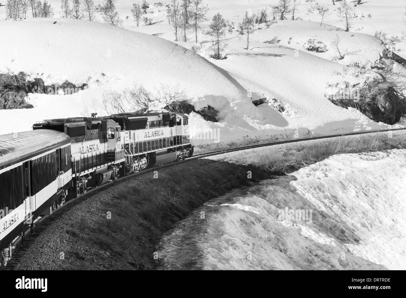 Alaska Railroad Coastal Classic train entre Anchorage et Seward Alaska dans des montagnes enneigées. Banque D'Images