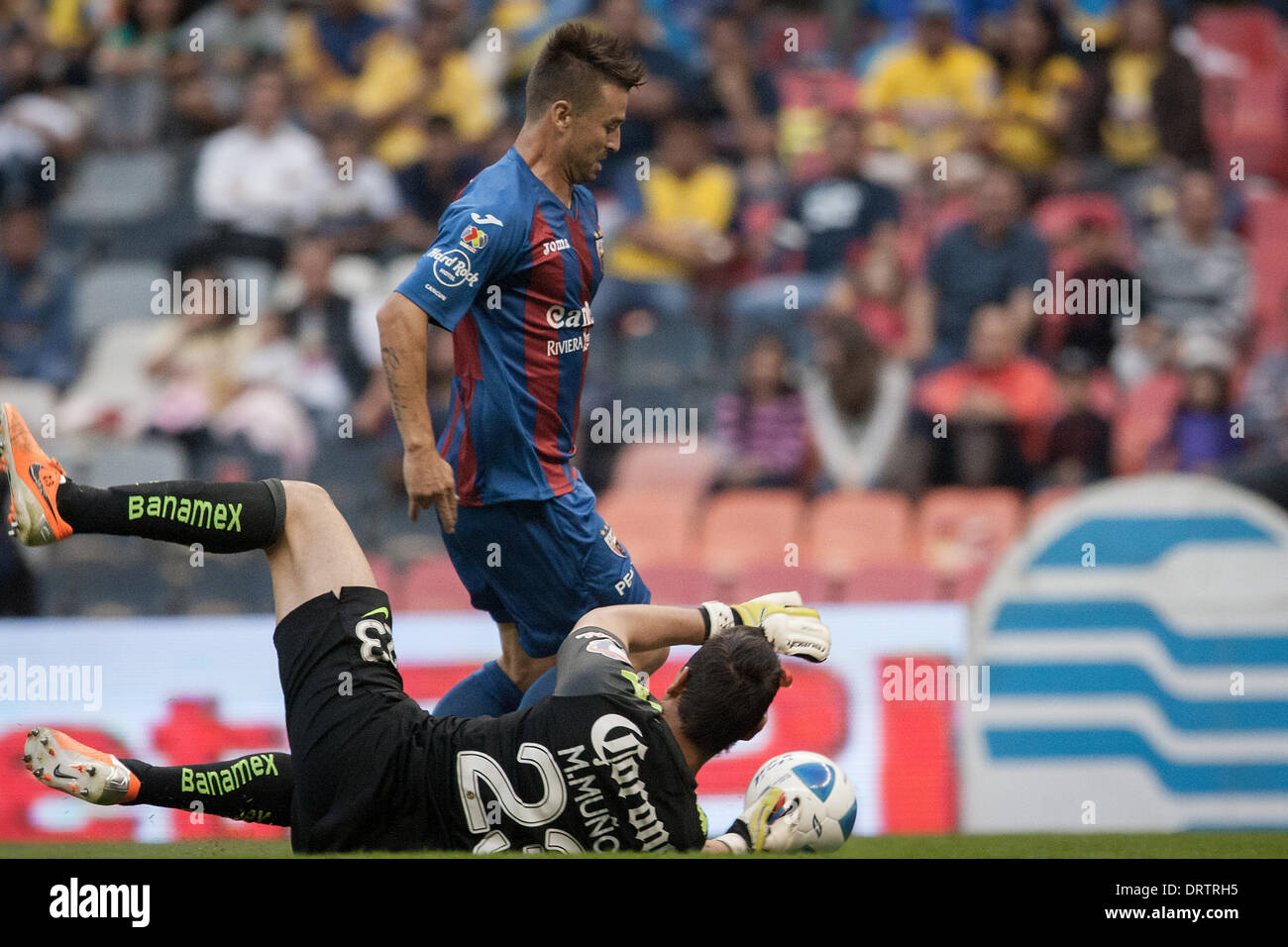 La ville de Mexico, Mexique. 1er février, 2014. America's gardien Moises Munoz (ci-dessous) convoite la la balle avec l'Atlante Roberto Gutierrez (Haut) pendant le match de la ligue tournoi de clôture 2014 MX, tenue à l'Azteca Stadium, dans la ville de Mexico, capitale du Mexique, le 1 er février 2014. Crédit : Pedro Mera/Xinhua/Alamy Live News Banque D'Images