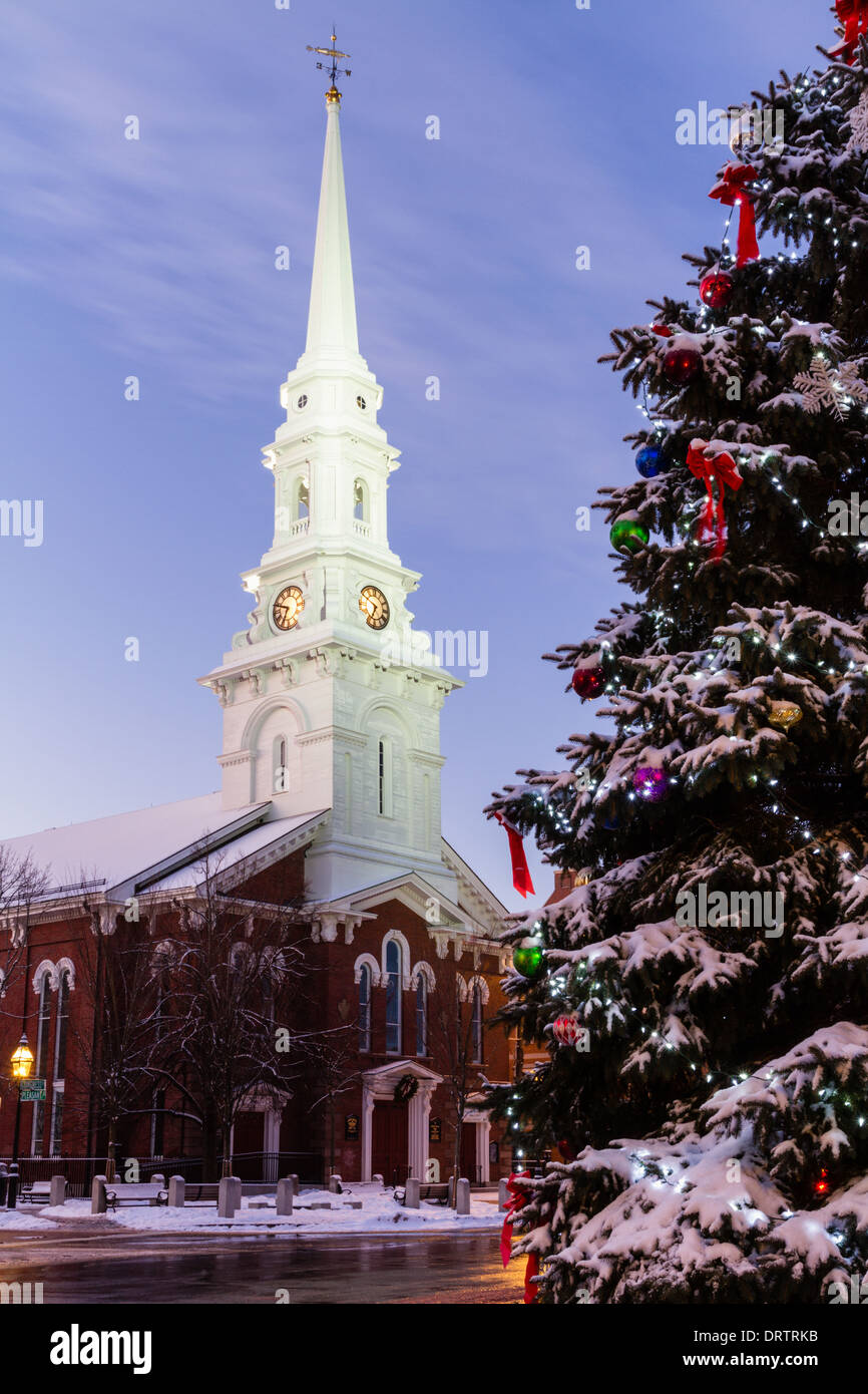 L'église et un arbre de Noël sur la place du marché à Portsmouth, New Hampshire. Banque D'Images