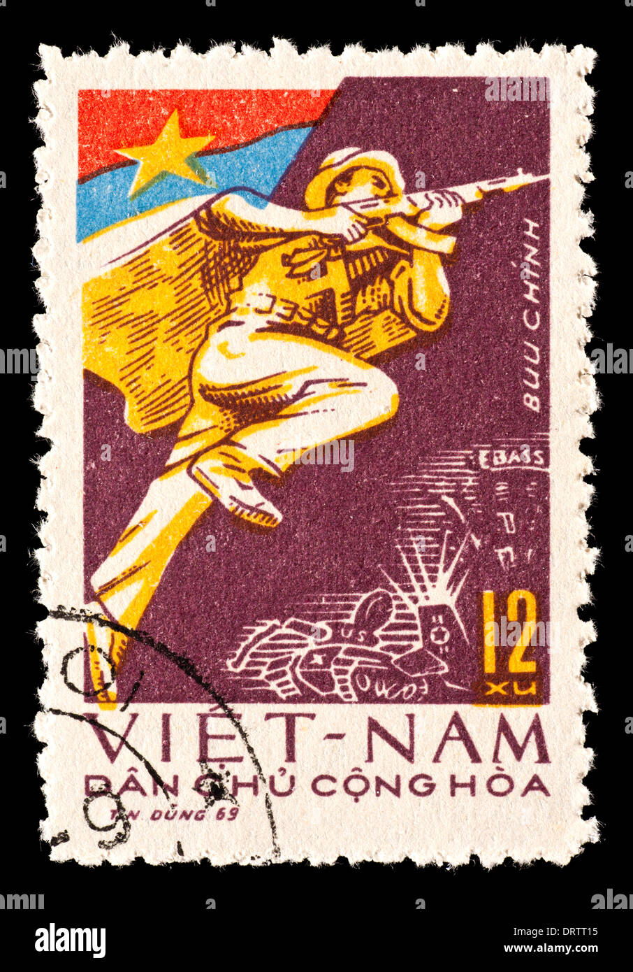 Timbre-poste du Vietnam représentant un soldat en marche vers l'ambassade américaine à Saigon. Banque D'Images