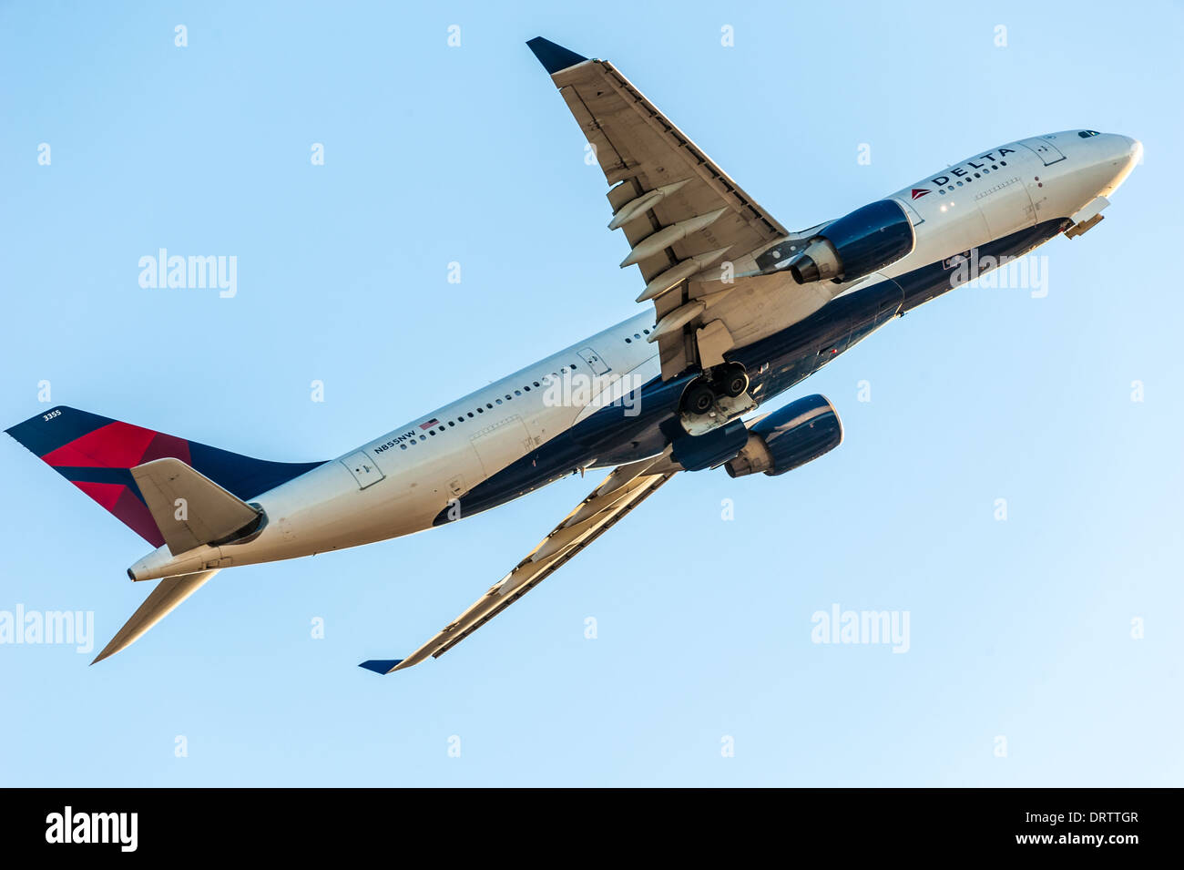 Jet Delta Airlines décollant de l'aéroport international Hartsfield-Jackson Atlanta à Atlanta, Géorgie. (ÉTATS-UNIS) Banque D'Images