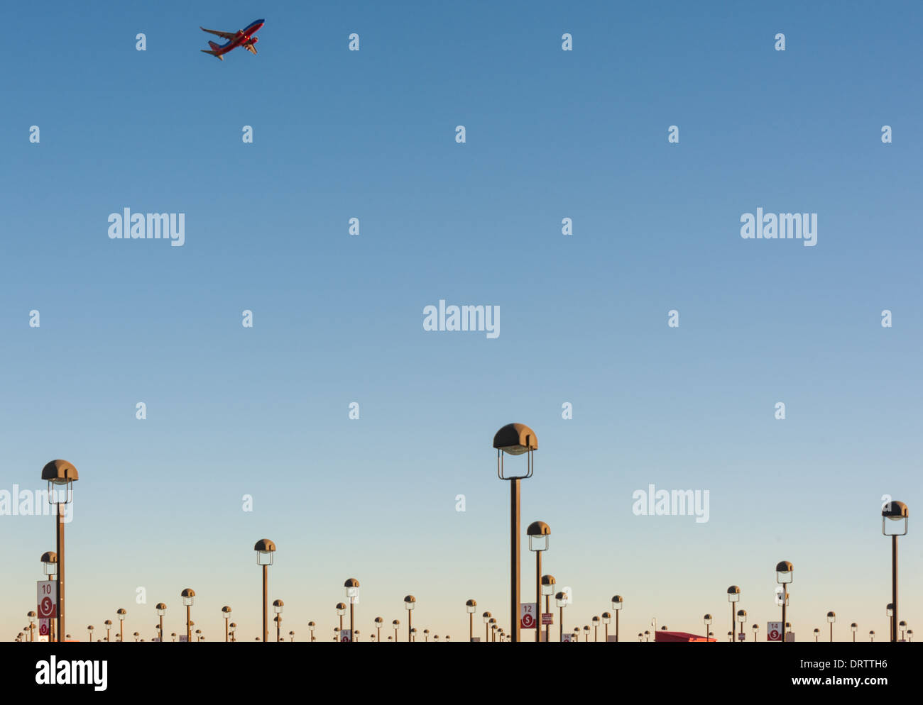 Un jet de passagers de Southwest Airlines s'élève au-dessus d'une mer de stationnement feux à Atlanta International Airport, Atlanta, Géorgie. (USA) Banque D'Images