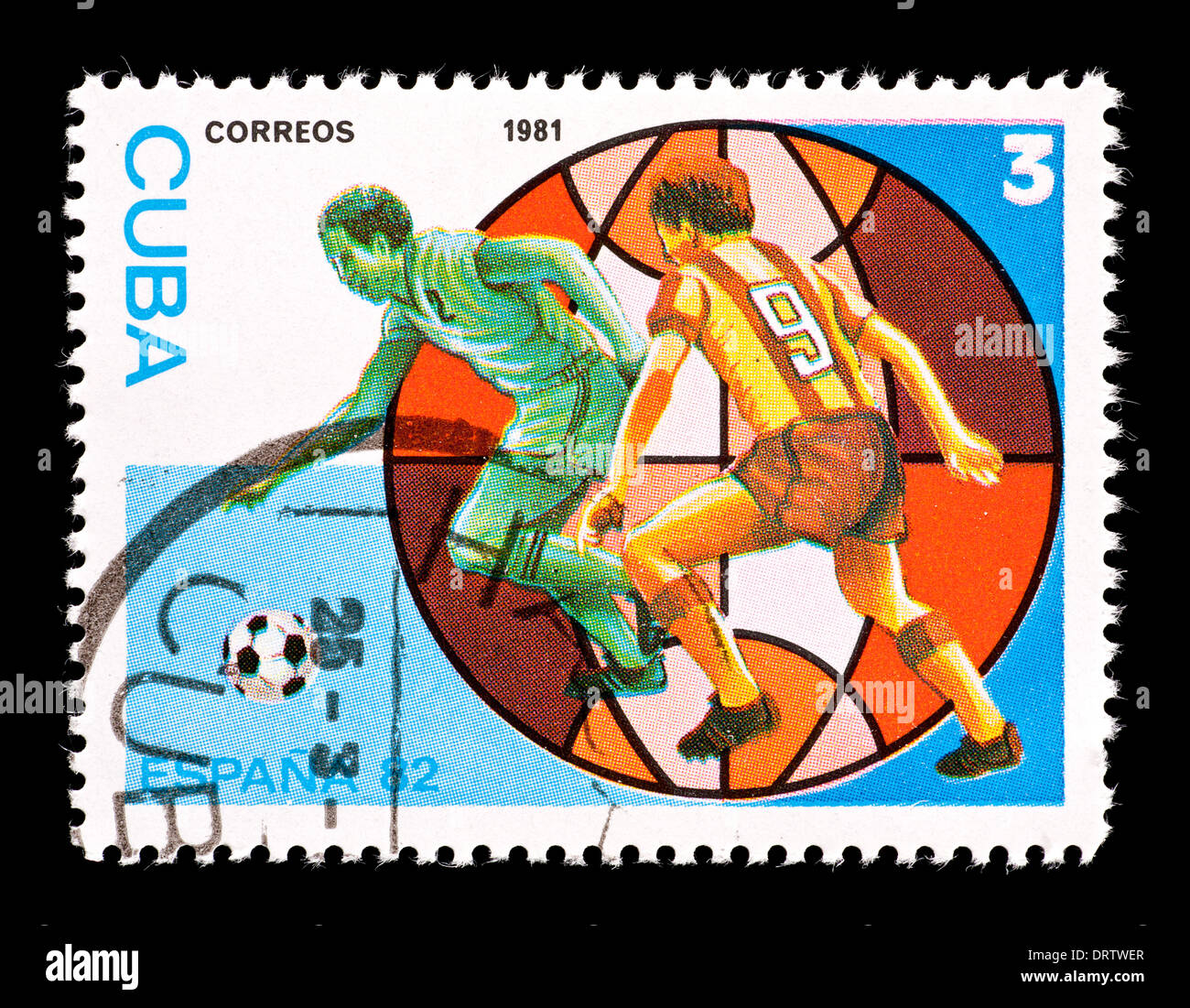 Timbre-poste de Cuba représentant deux joueurs de football, émis pour la Coupe du Monde 1982 en Espagne. Banque D'Images