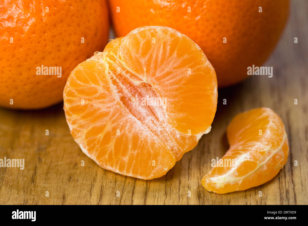 × Citrus clementina. Clémentines sur un chêne. Banque D'Images