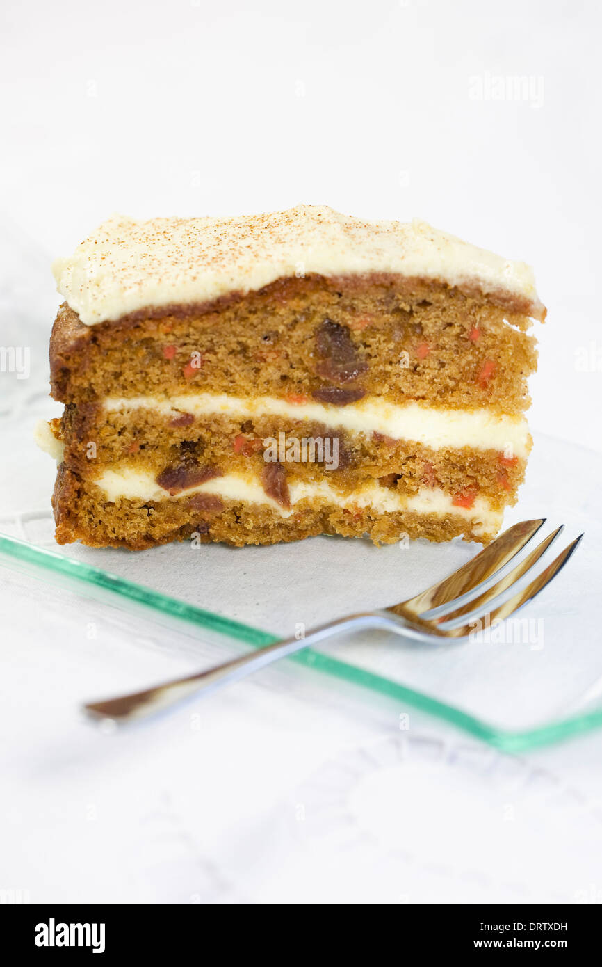 Gâteau de carotte fait maison sur un verre plat de service. Banque D'Images