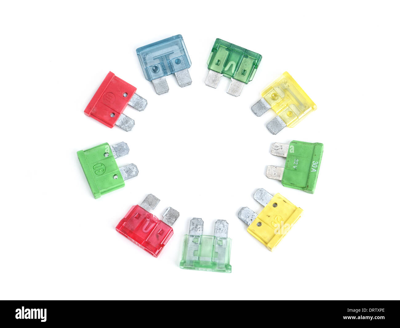 Jeu de fusibles voiture disposées en un cercle tourné sur fond blanc Banque D'Images