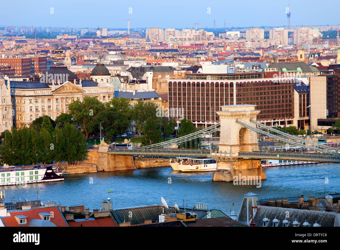 Ville de Budapest en Hongrie, paysage urbain au coucher du soleil avec le Pont des Chaînes sur le Danube. Banque D'Images