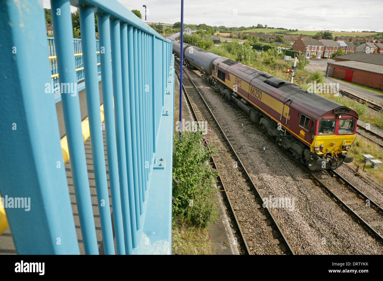 Locomotive diesel de la classe 66 66250 avec le train de wagons-citernes d'huile chargée, et à l'approche de la station North Killingholme, Lincolnshire du Nord. Banque D'Images