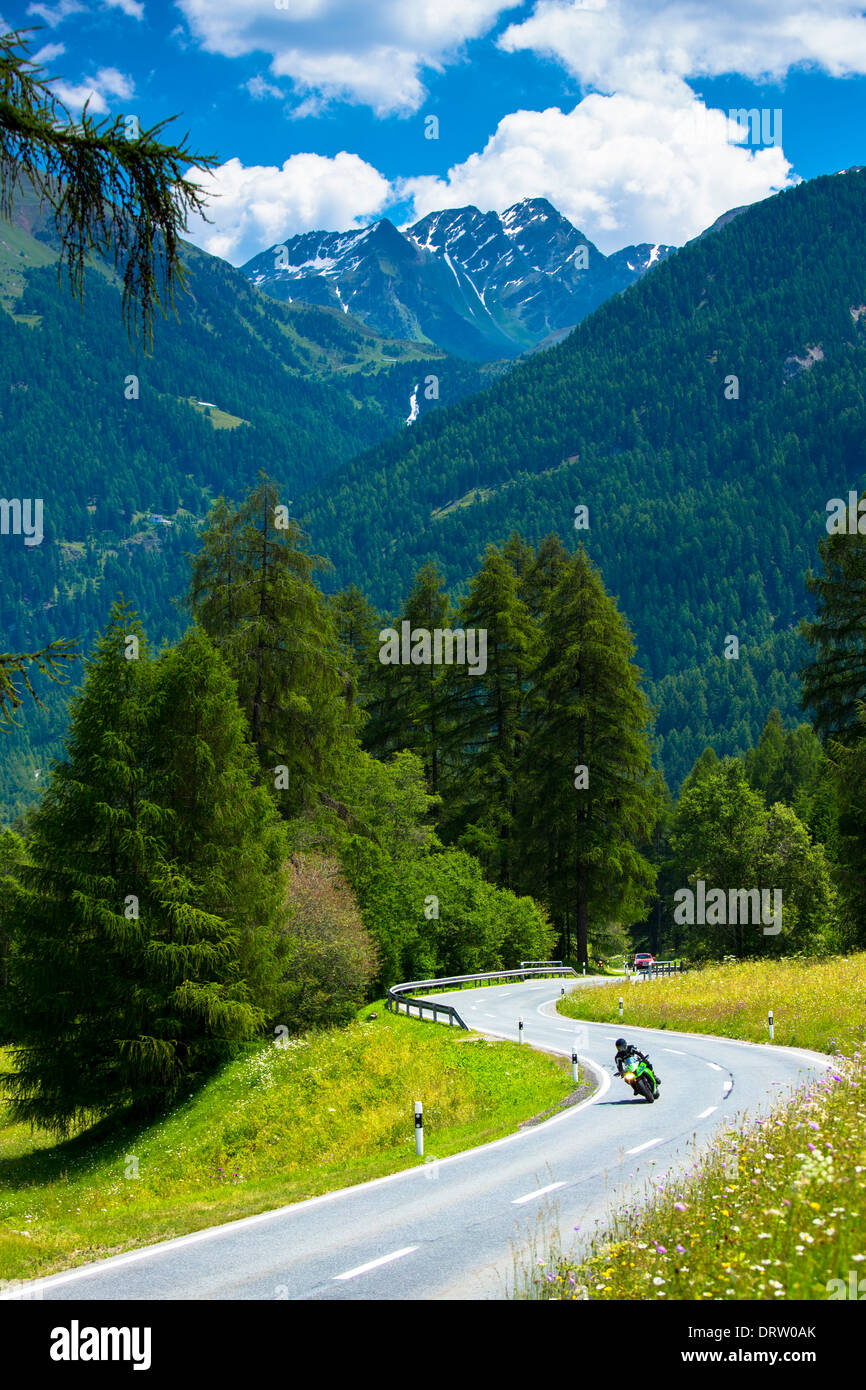 La moto dans le Parc National Suisse, Suisse Banque D'Images
