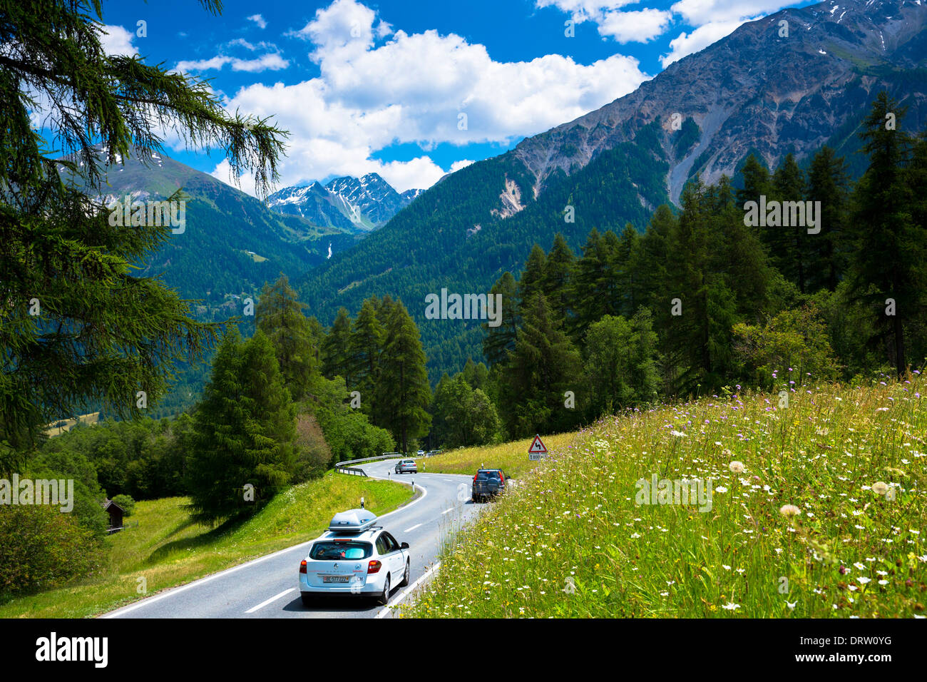 Sur les voitures de tourisme dans les Alpes Suisses, Parc National Suisse, Suisse Banque D'Images