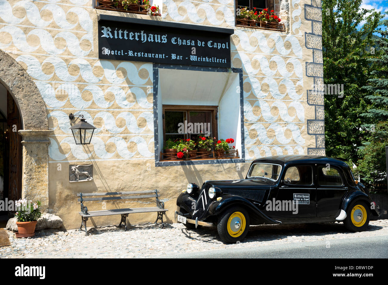Vieille voiture Citroen à Ritterhaus Chasa de Capol, restaurant et bar de l'hôtel Santa Maria Val Mustair, Suisse Banque D'Images