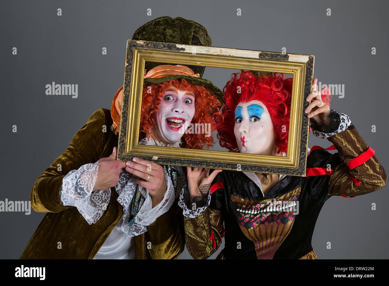 Personnages de Wonderland et le chapelier fou avec un cadre de la reine rouge Banque D'Images