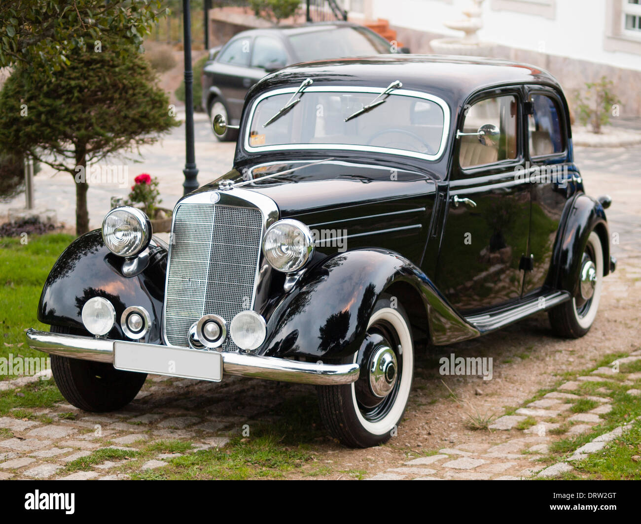 Classic Car dans un parc dans un mariage Banque D'Images