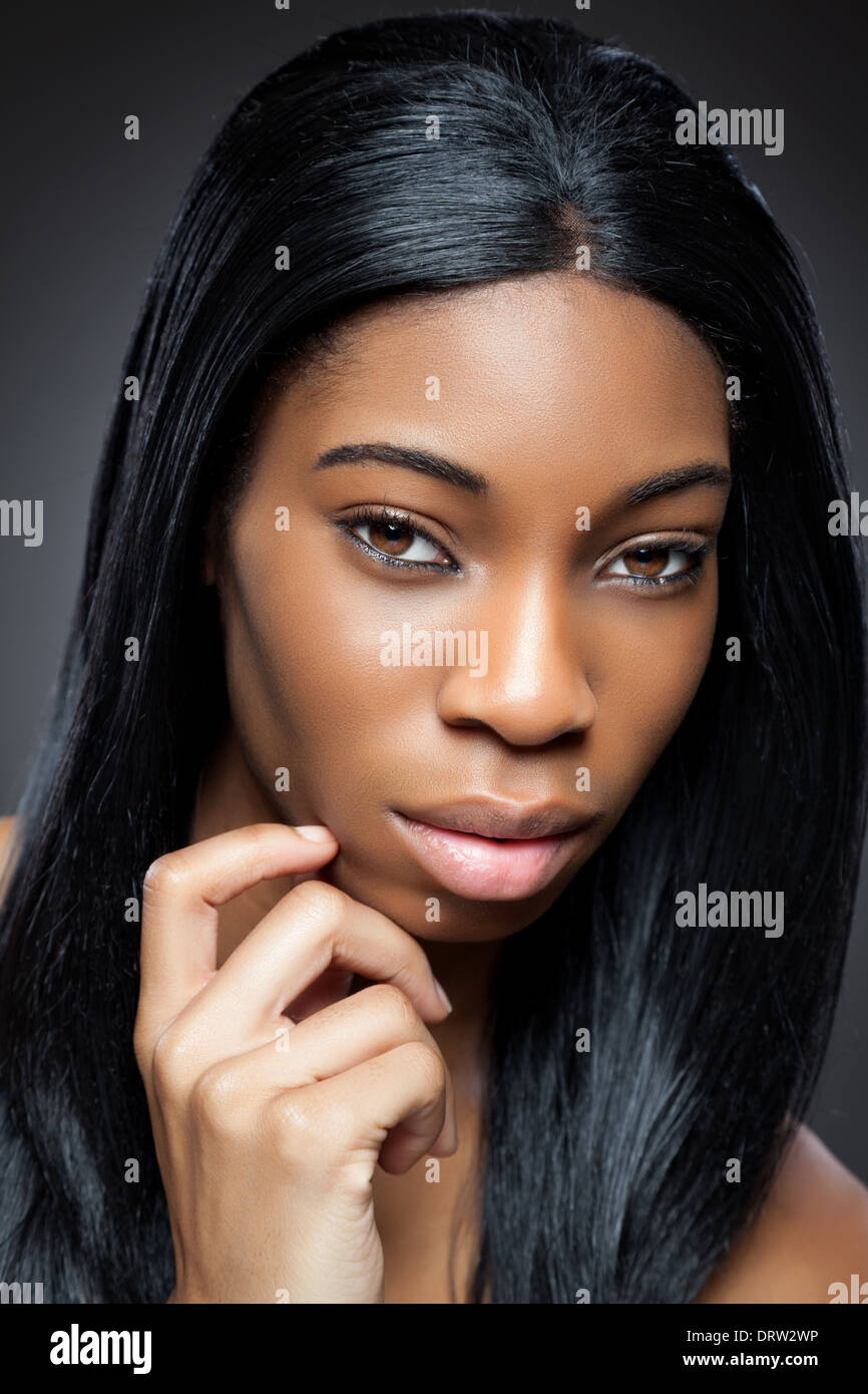Jeune black beauty avec les cheveux longs Banque D'Images