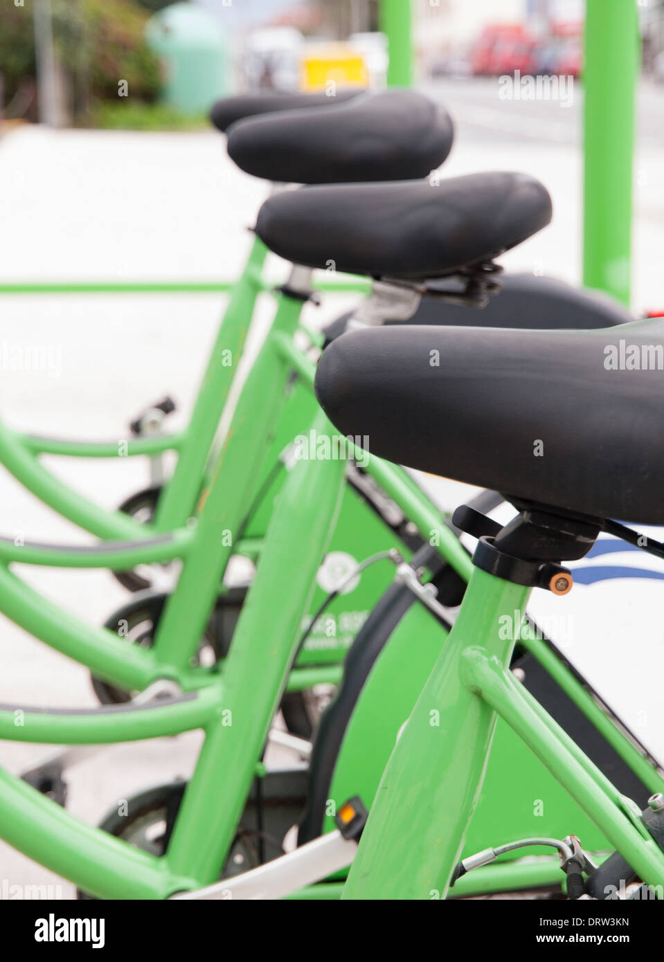 Vélos à louer dans la rue à l'extérieur. Banque D'Images