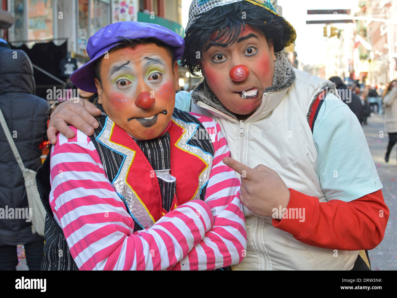2 Mexican American clowns au défilé du Nouvel An chinois sur Mott Street dans le quartier chinois, la ville de New York. Banque D'Images