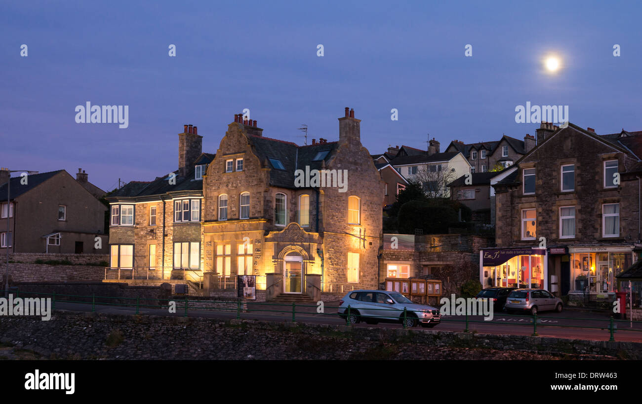 Arnside. Front de mer après la tombée de la nuit. Banque D'Images