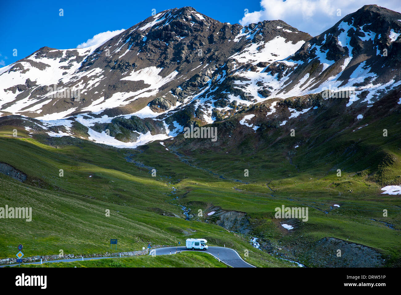 Touring RV camping sur le col du Stelvio, passo dello Stelvio Stilfser Joch, sur la route, à Bormio, dans les Alpes du nord de l'Italie Banque D'Images
