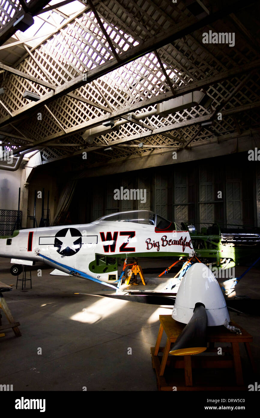 P51 Mustang à l'atelier d'hanger Duxford Banque D'Images