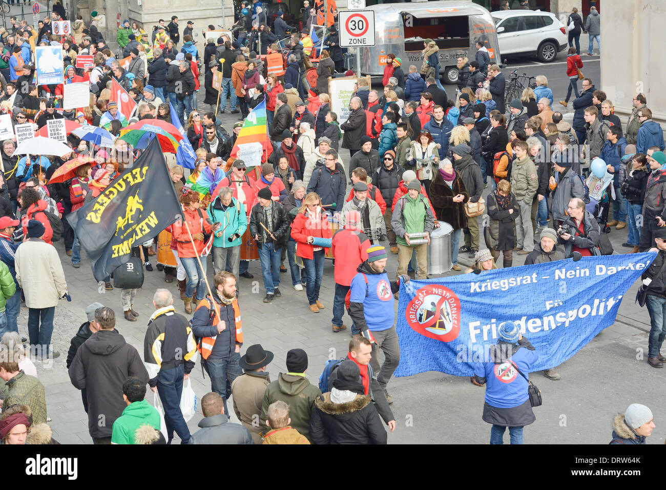 Munich, Allemagne. 1er février, 2014. Les manifestants à la Conférence de Munich sur la sécurité au cours de leur réunion annuelle. Crédit : Steven Jones/Alamy Live News Banque D'Images