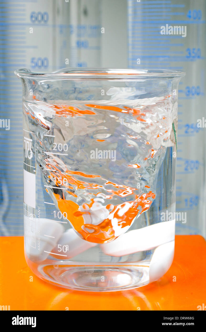 Agitateur magnétique dans un laboratoire de l'effet sur le liquide peut être  vu Photo Stock