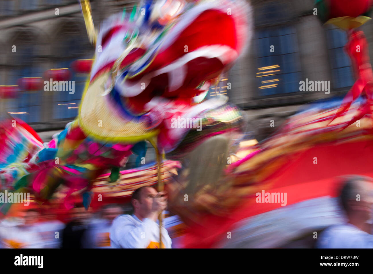 Déguisement chinois des animaux du zodiaque.Festival traditionnel de danse du dragon du nouvel an doré à Chinatown février 2104.Danse du lion en pole haute au nouvel an chinois à Albert Square, Manchester les plus grandes célébrations du nouvel an chinois du Nord.Le quartier chinois de Manchester est l'un des plus grands d'Europe, niché dans une étroite grille de rues derrière Piccadilly Gardens.Avec un dragon de papier de 175 mètres, une danse du lion, des démonstrations d'arts martiaux, le Dragon Parade, de l'hôtel de ville à Chinatown, est l'un des points forts du calendrier annuel des événements de Manchester. Banque D'Images