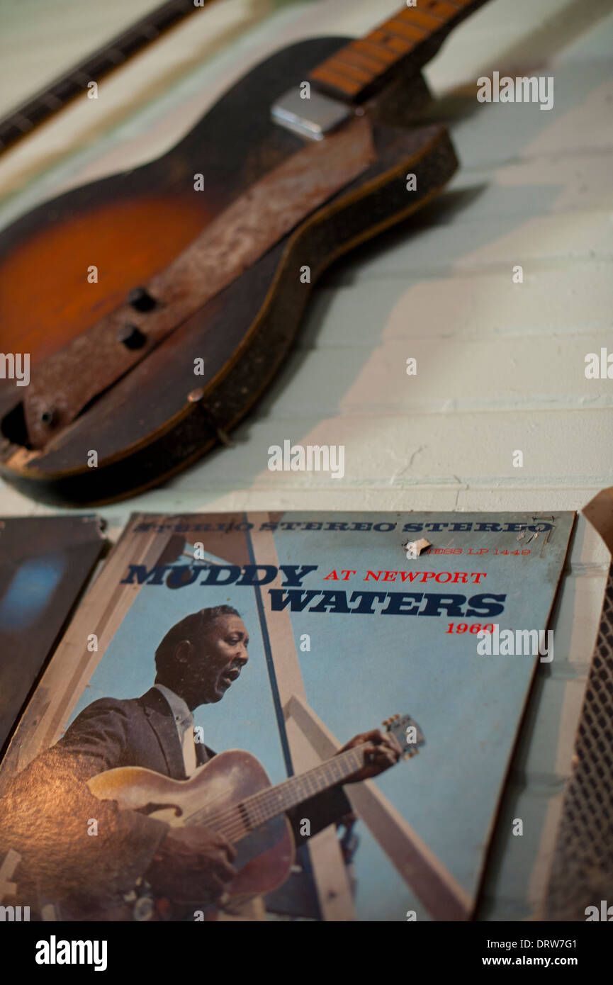 USA Mississippi MS Miss Bentonia - Blue/Cafe juke joint sur le sentier Blues Muddy Waters notice couvrir et guitare Banque D'Images