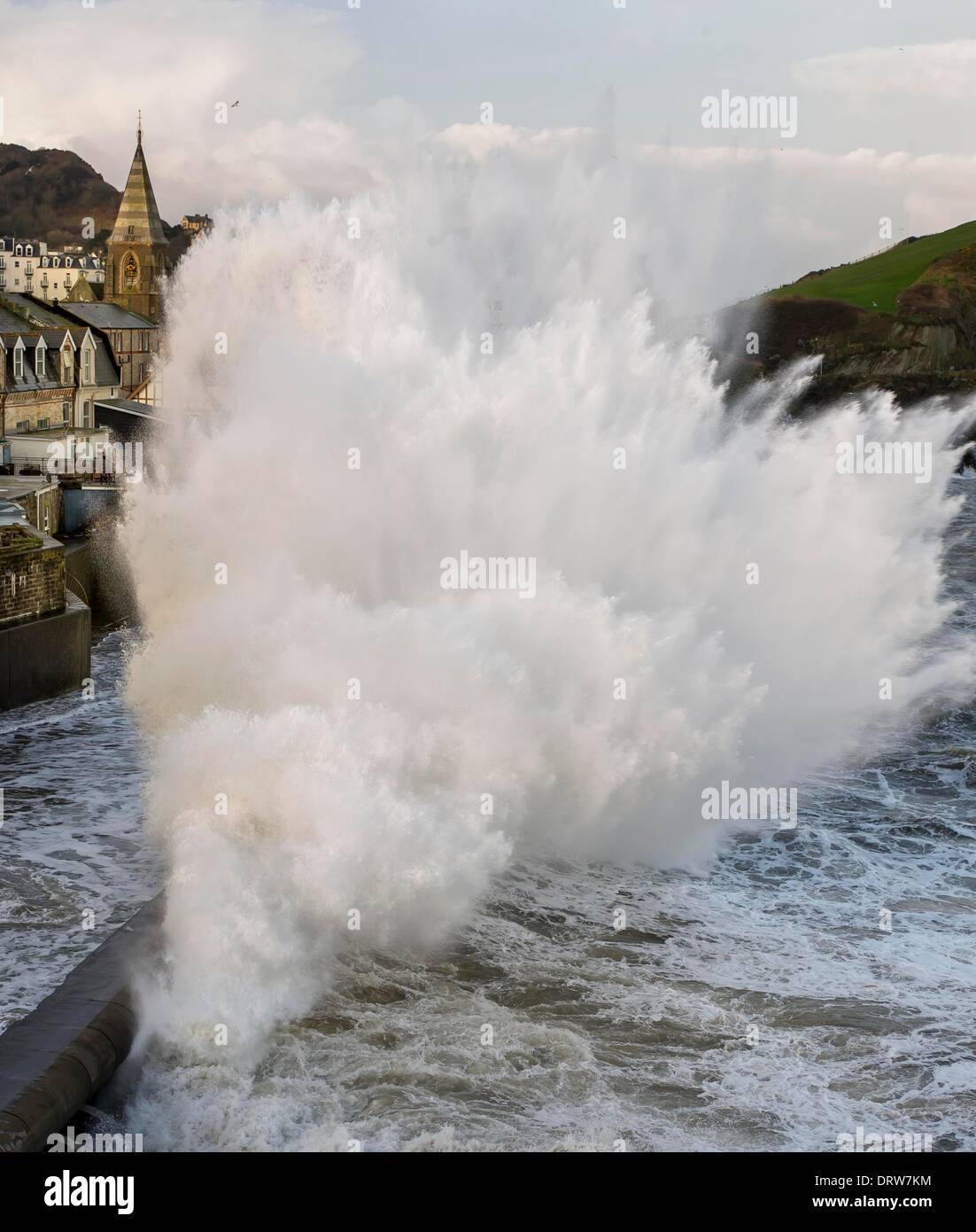 Des vagues gigantesques crash dans la station balnéaire d'Ilfracombe Devon à marée haute, comme le Royaume-Uni embrasse le temps orageux. Crédit : guy harrop/Alamy Live News Banque D'Images