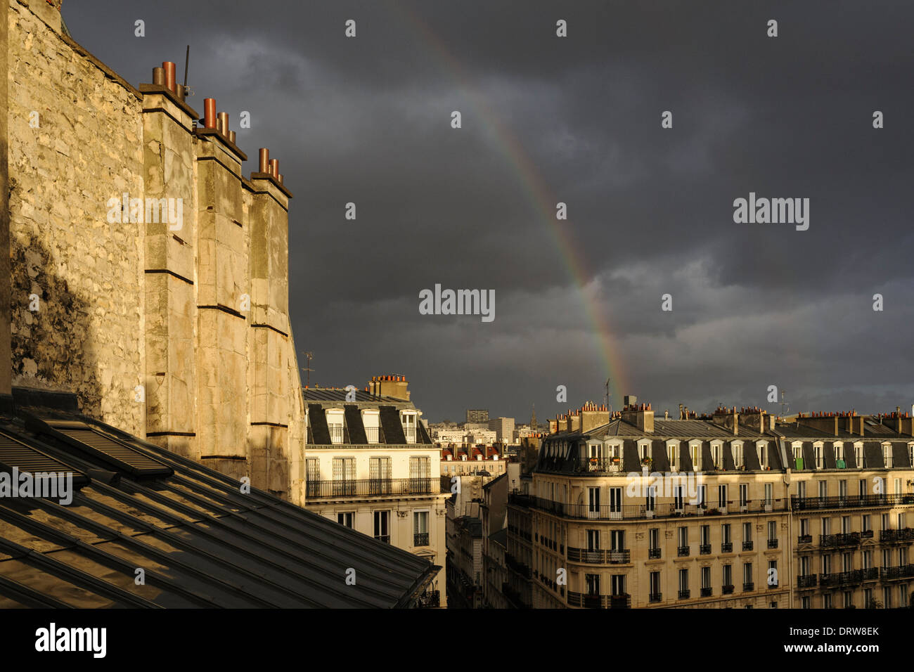 Ciel d'orage sur les toits de Paris, France Banque D'Images Ciel d'orage sur les toits de Paris, France Banque D'Images