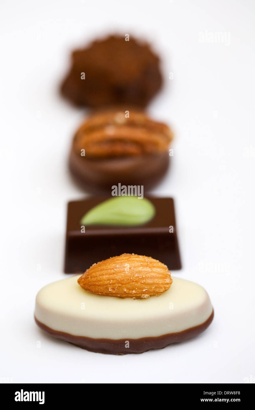 Quatre des chocolats de luxe sur un fond blanc. Banque D'Images